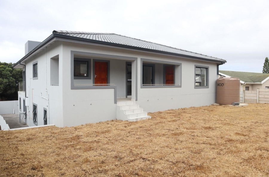 5 Bedroom Property for Sale in Wavecrest Eastern Cape